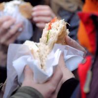 6751_1078 Imbiss auf dem Weihnachtsmarkt - Fladenbrot mit Krautsalat. | 